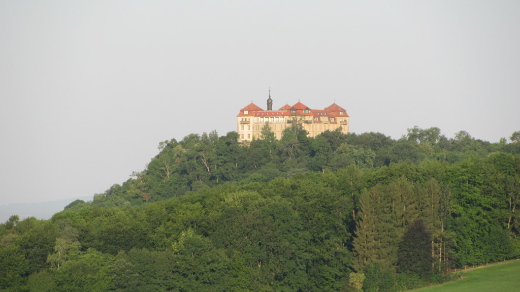 Blick auf Schloß Bieberstein vom Standort der geplanten Radwegekirche. (Foto: gam)